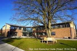 Rückseite Verwaltungsgebäude - Baum mit Bank Rückseite Verwaltungsgebäude - Baum mit Bank