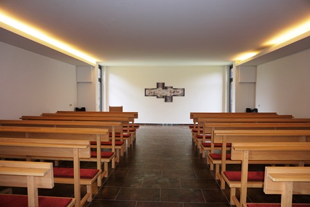 Feierhalle in Rövershagen Innenansicht mit eingeschalteter Lichtanlage Feierhalle in Rövershagen Innenansicht mit eingeschalteter Lichtanlage
